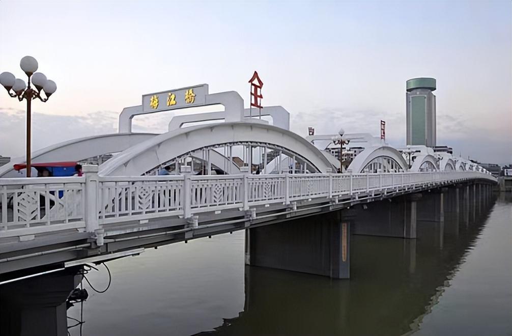 2025新澳門正版精準免費大全|辨別釋義解釋落實,澳門正版精準免費大全在2025年的新面貌，釋義解釋與落實策略